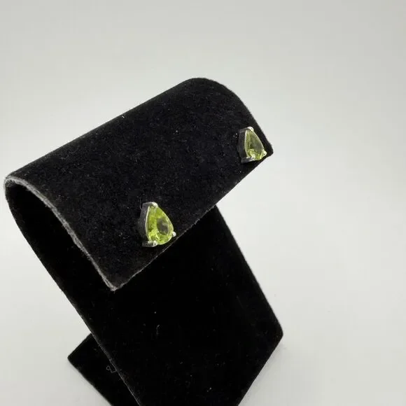 NWOT ~4x6mm faceted, pear cut Peridot stud earrings in sterling silver! - Picture 8 of 14